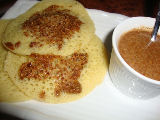 Baghrir ou Beghrir ou B'ghrir marocain/Pancakes marocains/Crpes marocaines aux mille trous servi avec Amlou aux amandes et miel.. Dsc08024