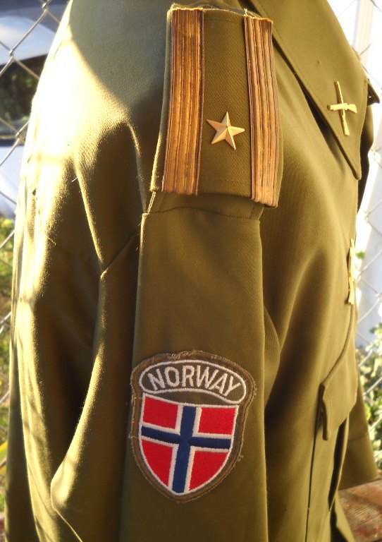 Norwegian Airborne Major's Uniform Dscn1513