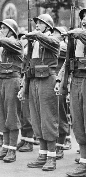 Défilé 14 juillet 1940 - Londres - détail uniformologique intéressant 1136_g10
