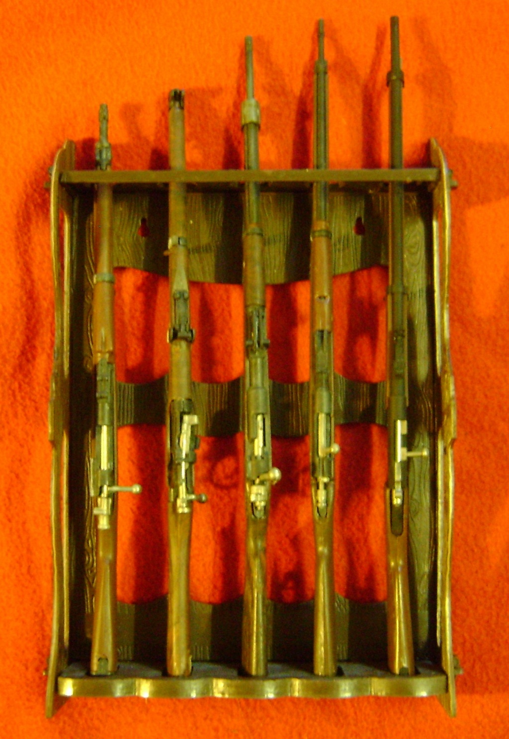 Râtelier de 5 fusils de la Grande Guerre 1918/1968. Dsc05643
