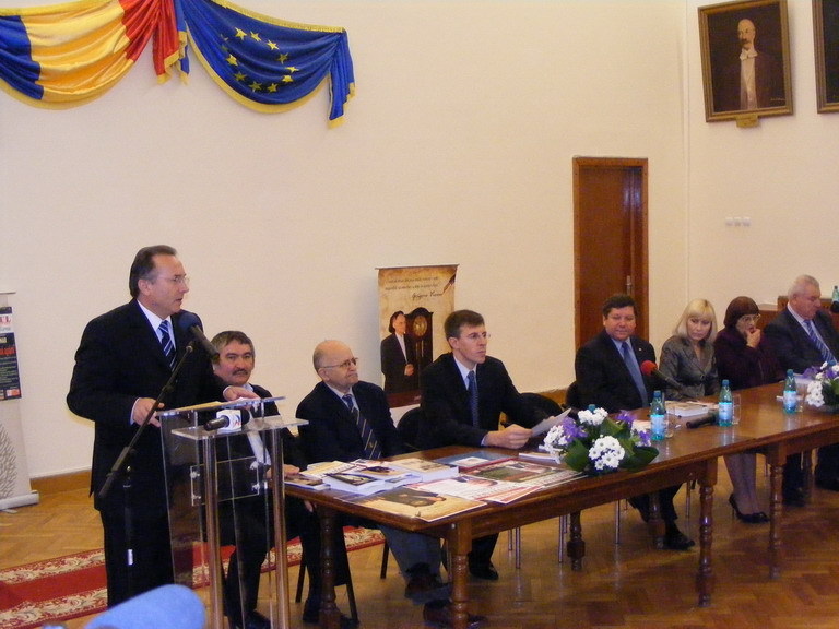 Festivalul Internaţional de Poezie „Grigore Vieru”-Iasi si Chisinau- editia 2010 Clip_511