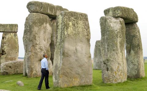 Stonehenge + Obama P06-1410