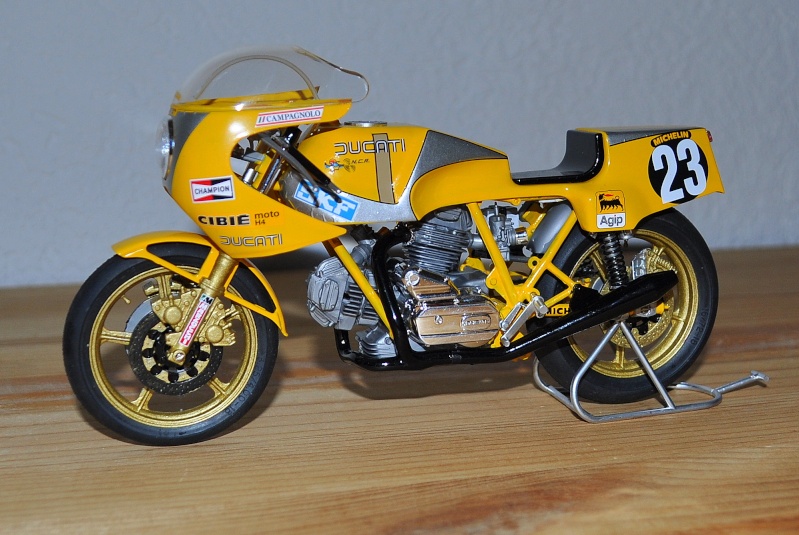 [TAMIYA] Yamaha YZR M1 2009 - V. ROSSI - Page 3 Maquet11