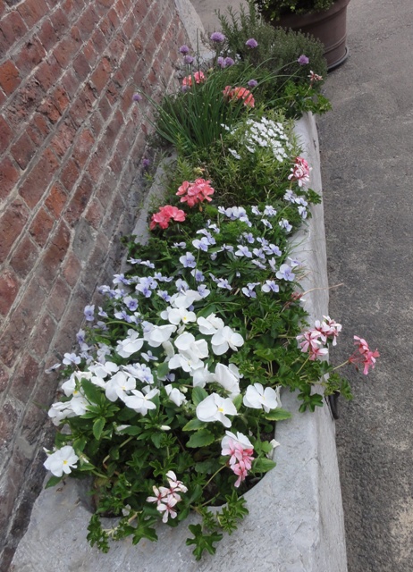 Les jardinières, balconnières, et autres bacs pour fleurir les terrasses et jardins 2011_137