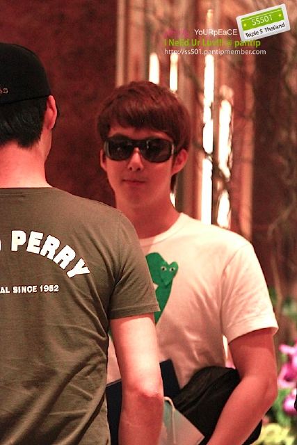 [photos] Hyung Jun dinner at hotel (20.04.2011) Dn210