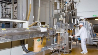 مصنع أوروبي متخصص في انتاج كل انواع الجبن توظيف في عدة مناصب براتب 6000 و 10000 درهم في شهر بعقد عمل دائم Landor10