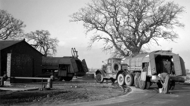 USAAF trailers derrière des Autocar ou autre tracteur de semi 2 essieus ou plus Old_bu11