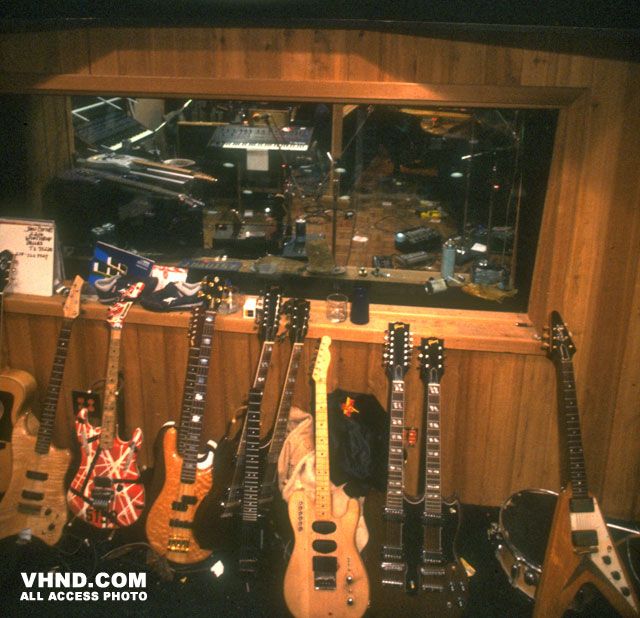 EDDIE VAN BASTEN, DAVIDS LEE ROTH... VAN HALEN BEGINS - Página 13 Ed_111