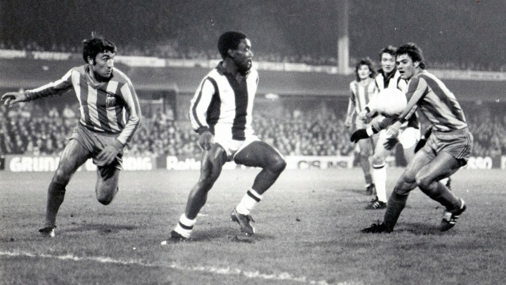 FOTOS HISTORICAS O CHULAS DE FUTBOL - Página 2 Laurie10