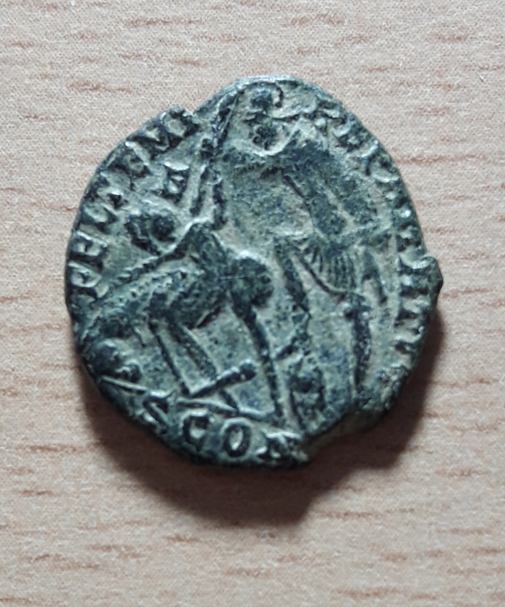 AE3 de Constancio II. FEL TEMP – REPARATIO. Soldado romano alanceando a jinete caído. Arlés. 20191118
