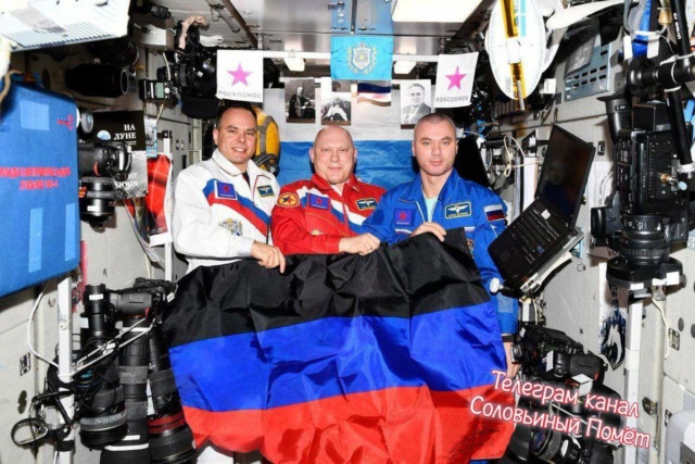 Новый уровень идиотизма: российские космонавты развернули на МКС флаги ЛНР и ДНР.  Rjsmon10
