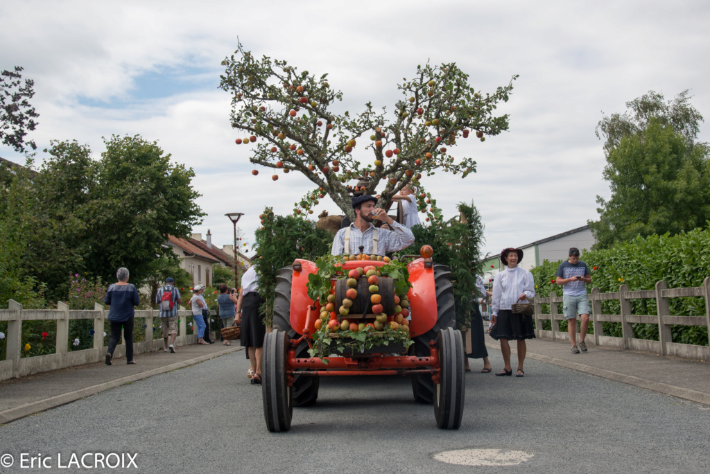 72 - St Gervais en Belin en 2018 - Les 100 ans du tracteur RENAULT  - Page 40 20181195