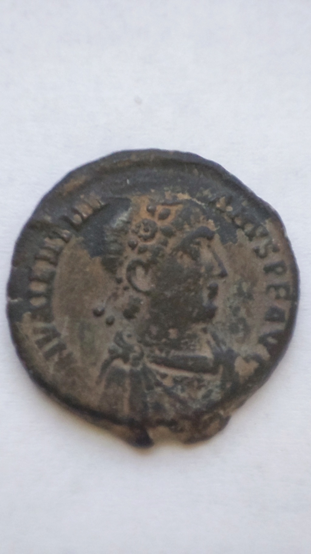 AE2 de Valentiniano II. VIRTVS E-XERCITVS. Emperador estante a dcha. Antioch. 16418510