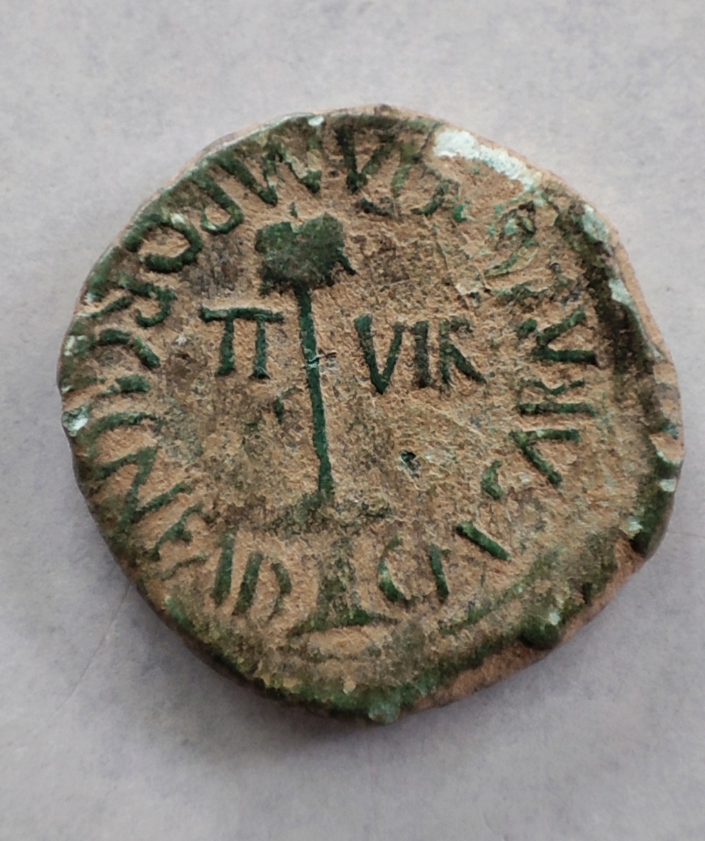 Semis de Caesaraugusta, época de Augusto. CAESAR AVGVSTA - M PORCI CN FAD / II VIR. Vexilo. 16444910
