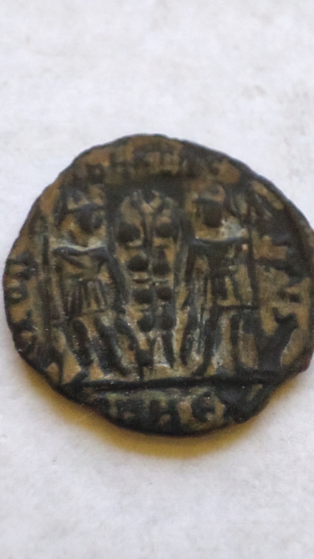 AE3 de Constantino I. GLORIA EXERCITVS. Soldados entre 2 estandartes. Heraclea 16582213