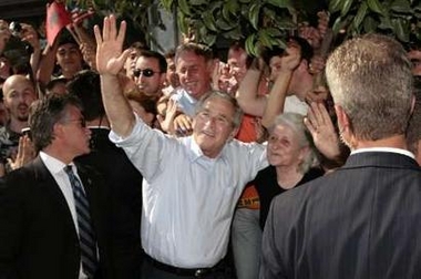 Bush tops 'most admired' poll R4023110