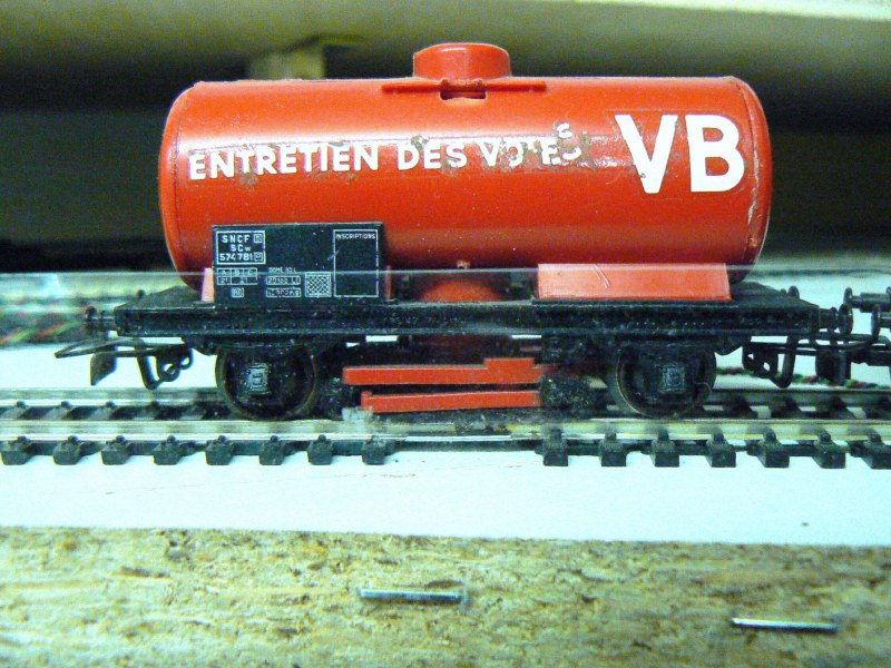 Locomotive ayant une grande capacité d'adhérence pour tracter une rame de nettoyage de voies P1020013