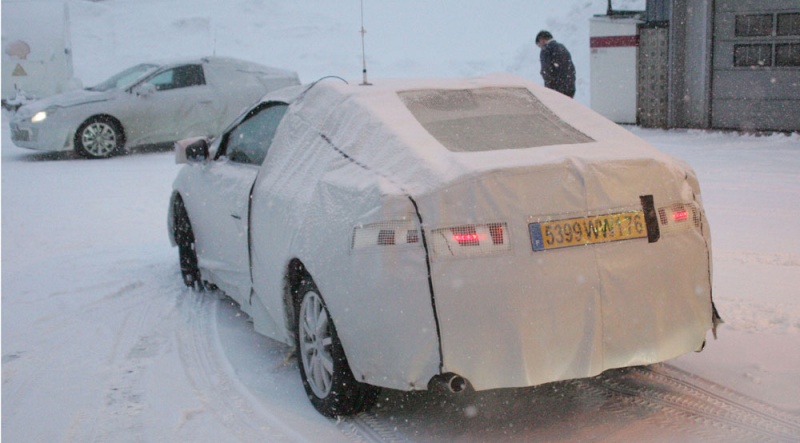 [Renault] Laguna III Coupé - Page 28 02rena10