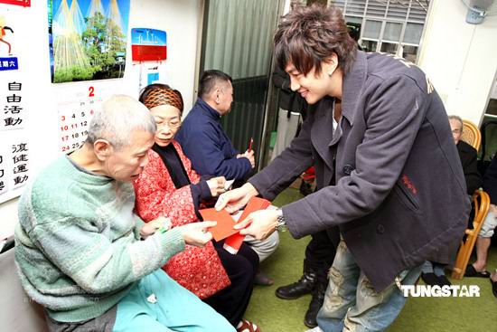 08/02/06 He Rundong visited lonely old people, sent winter’s U105p212