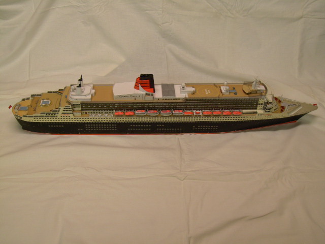 Queen Mary 2  von JSC in 1:400 Pict0110