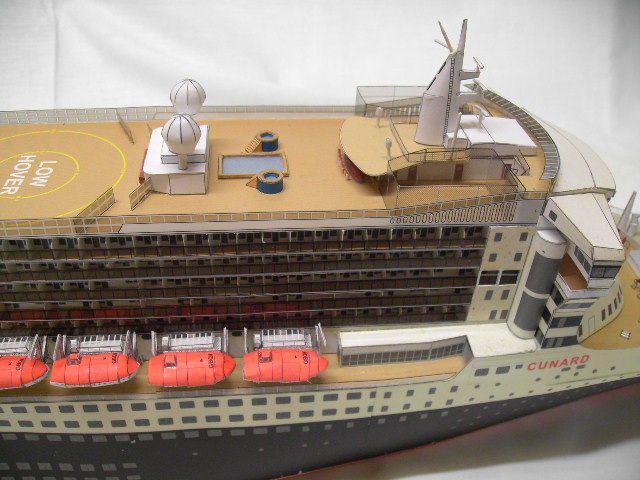 Queen Mary 2  von JSC in 1:400 Pict0112