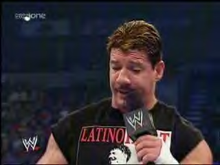 Eddie Guerrero monte sur le ring Sansti13