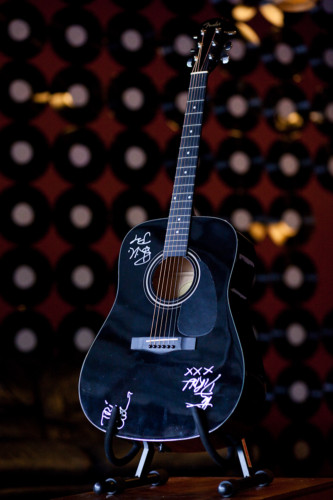 un guitar en enchère signé par Billie joe armstrong et décoré par Chris Bilheimer Kgrhqj10