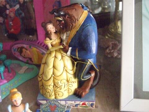 Disney Traditions - la Petite Sirene - Ariel portant les cadeaux Figurine