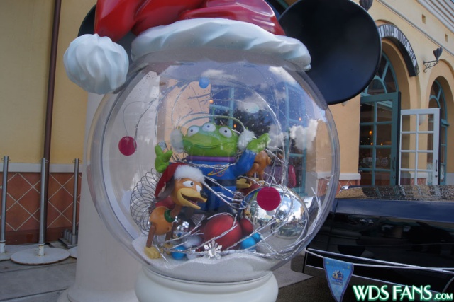 "Il Natale Incantato di Disneyland Paris - 2010 " - Pagina 32 20101011