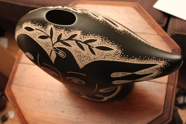 vase style annees 50 noir avec un visage incisé dans une colombe Vase311