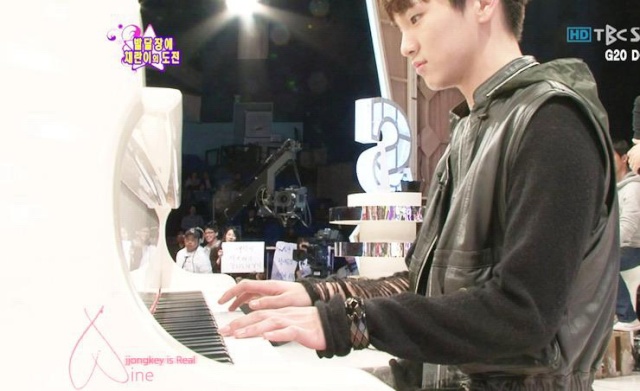 Key playing a piano! 10103010