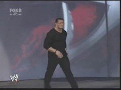 Batista parle de sa victoire et de l'annonce du Gm de Raw à Extreme Rules. Batze_17