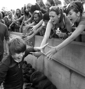 [France/mai 2011] Quand Bieber passe, les TH trépassent Justin10