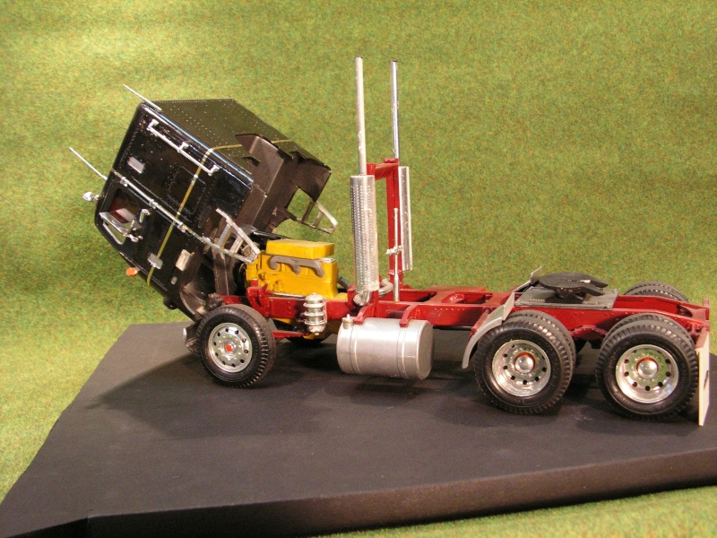 White Freightliner von AMT in 1:25, Fruehauf Tanker von AMT in 1:25 Freigh13