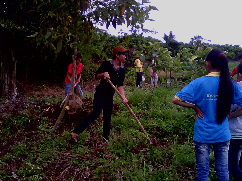 Ngày 5 tháng 6: chúng ta khắc phục khó khăn lên đường trồng rừng tại Trường Đông. Img00131
