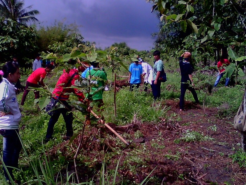Ngày 5 tháng 6: chúng ta khắc phục khó khăn lên đường trồng rừng tại Trường Đông. Img00146