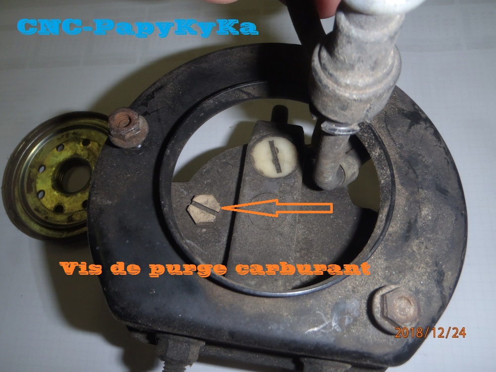vis de purge cassée sur support filtre à gasoil Pc240410