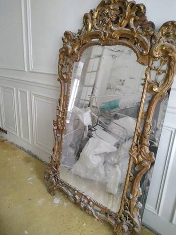 Grand Miroir (au mercure ?) / Cadre en bois sculpté et doré / XVIII ?