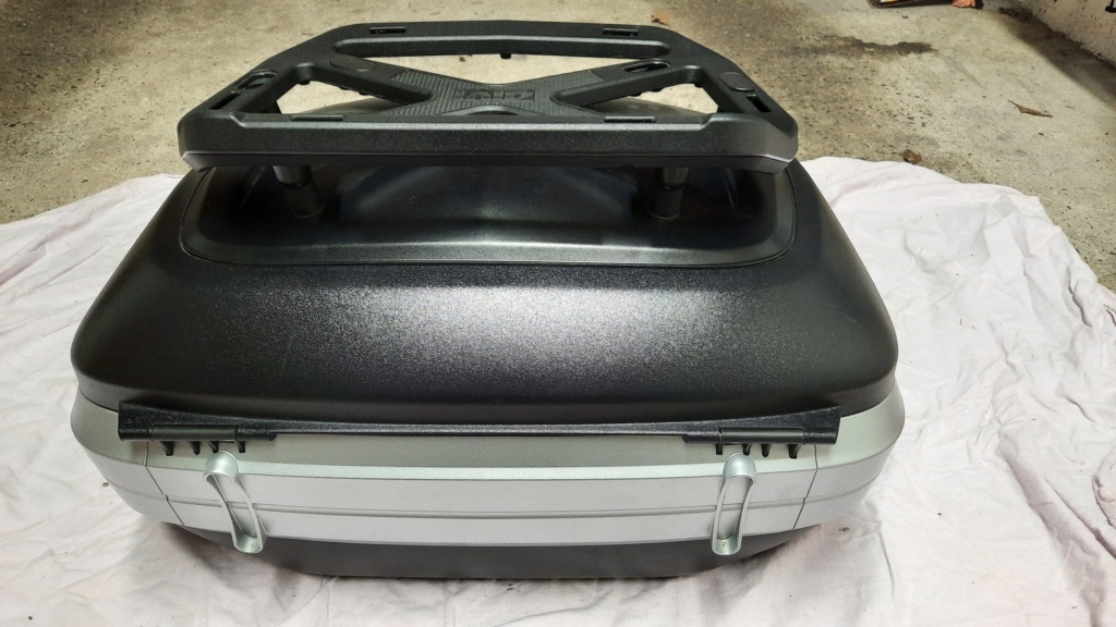 Vends top case givi maxia 4 avec support bagage 20230210