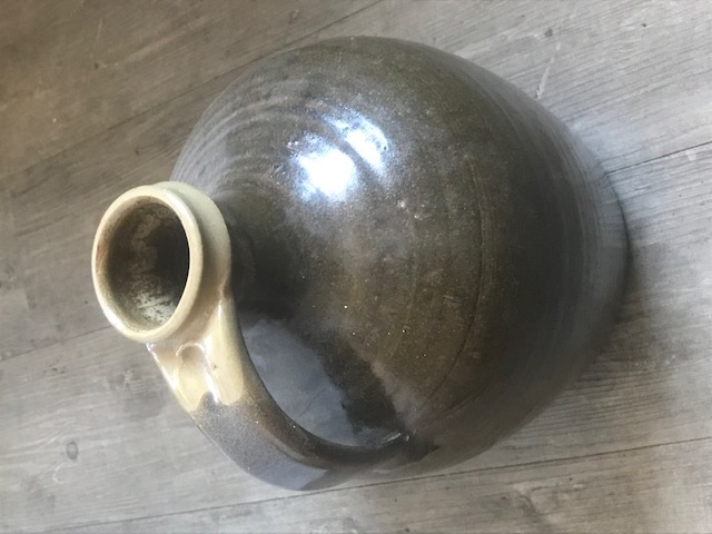 Hand thrown pottery flagon, ES mark - Eric Saxby   101e9e10