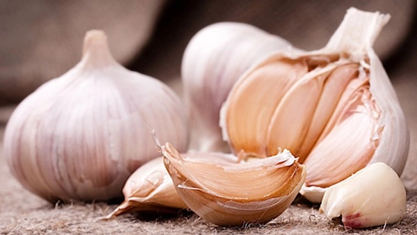 TOPP 10 MATVARER SOM NÆRER HUDEN DIN Garlic10