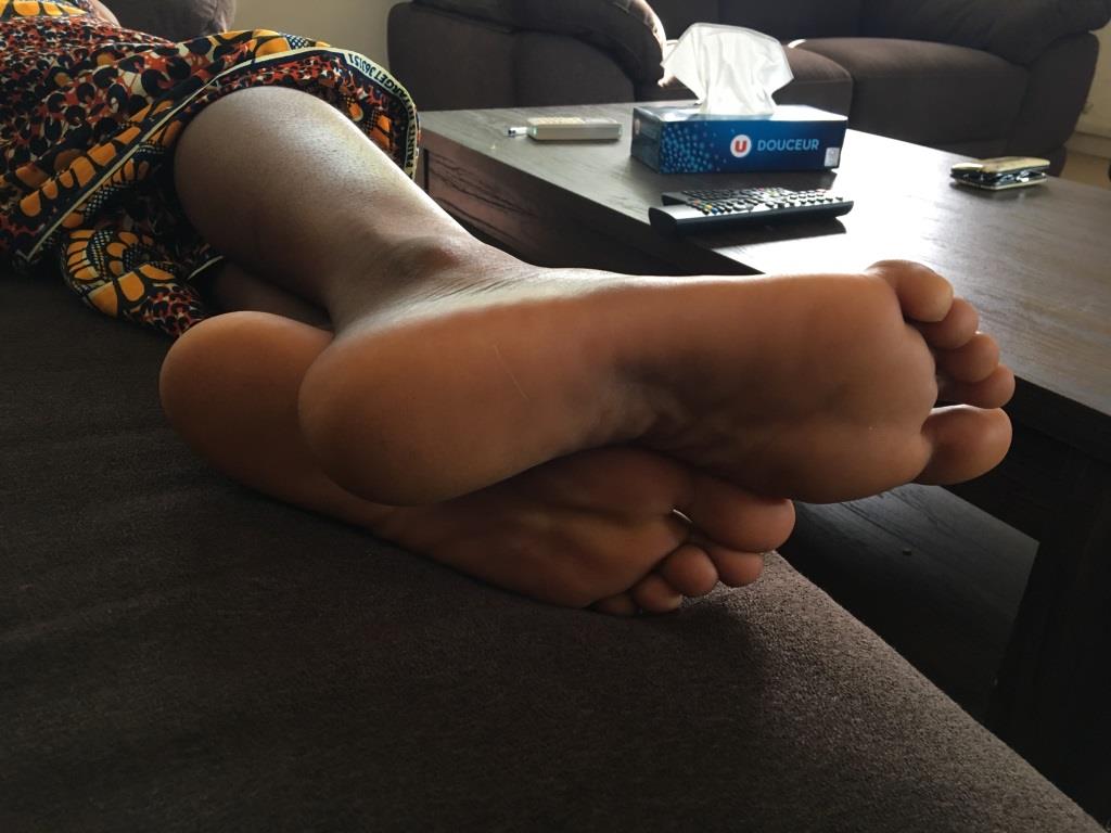 Le canapé et les pieds de ma chérie  Img_5816