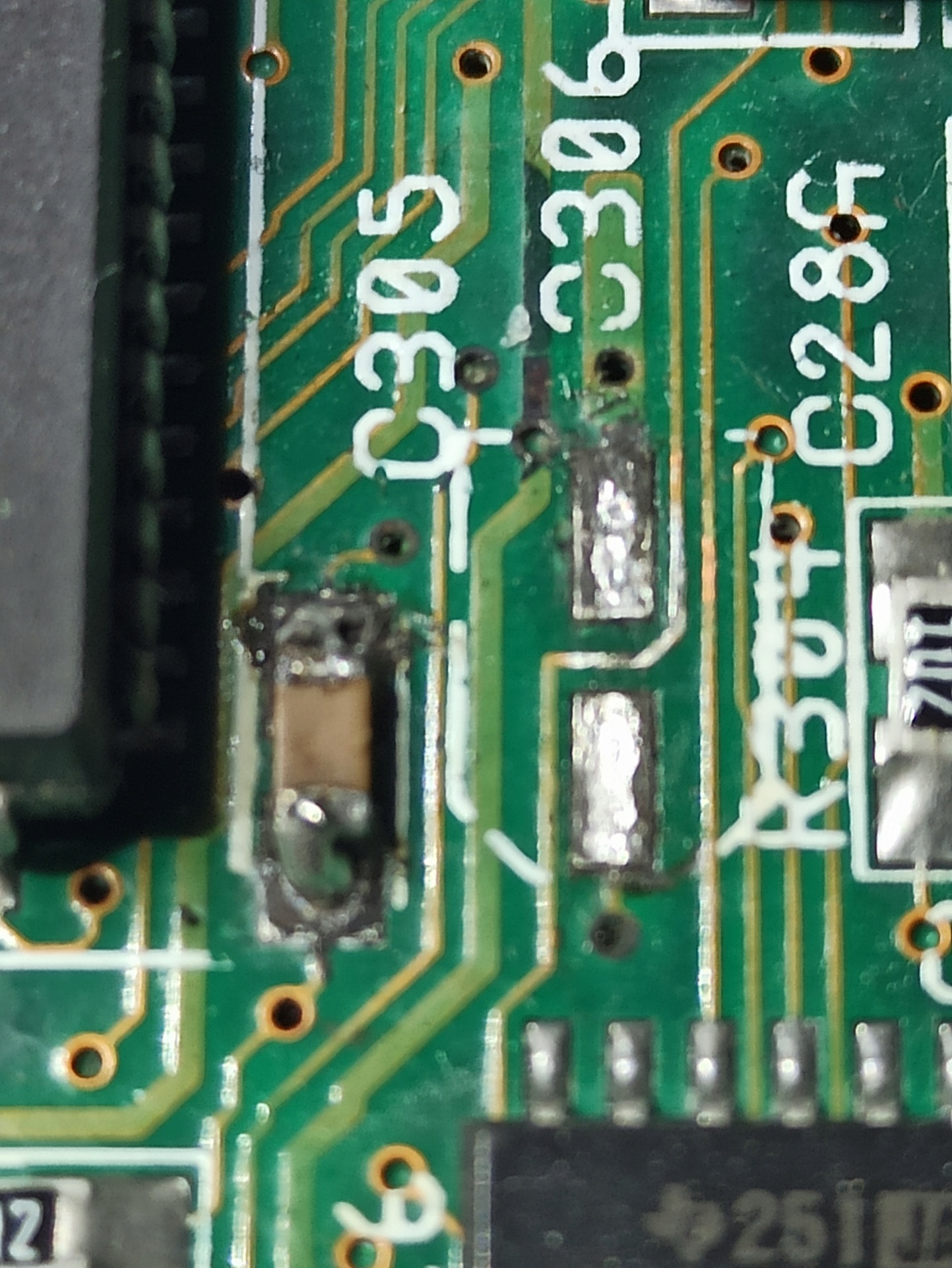 Mobo A1200 et A500 : dois-je faire changer les condos Img_2137