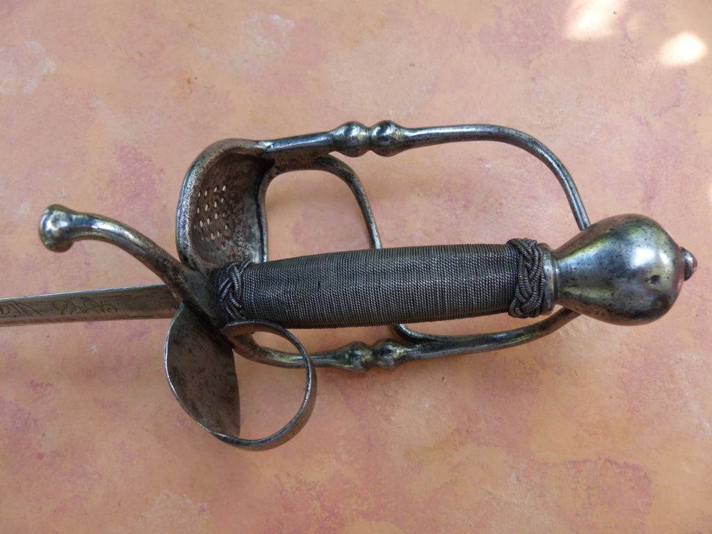épée d'officier de cavalerie de la fin du règne de Louis XIV P1120364