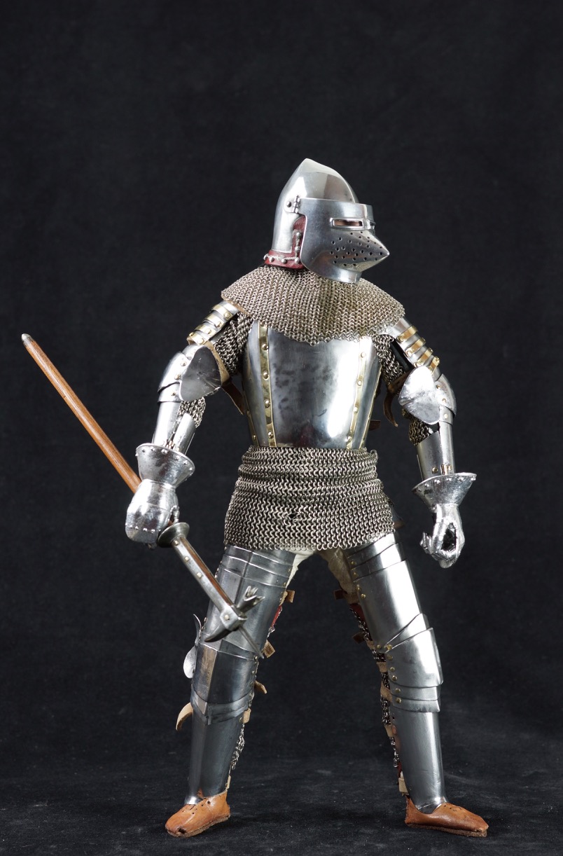 Armure chevalier du XIVème et deux casques Dsc05711