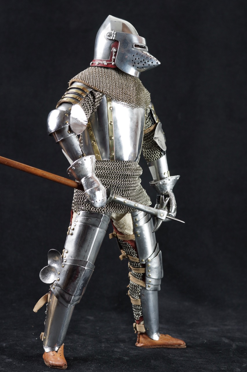 Armure chevalier du XIVème et deux casques Dsc05712