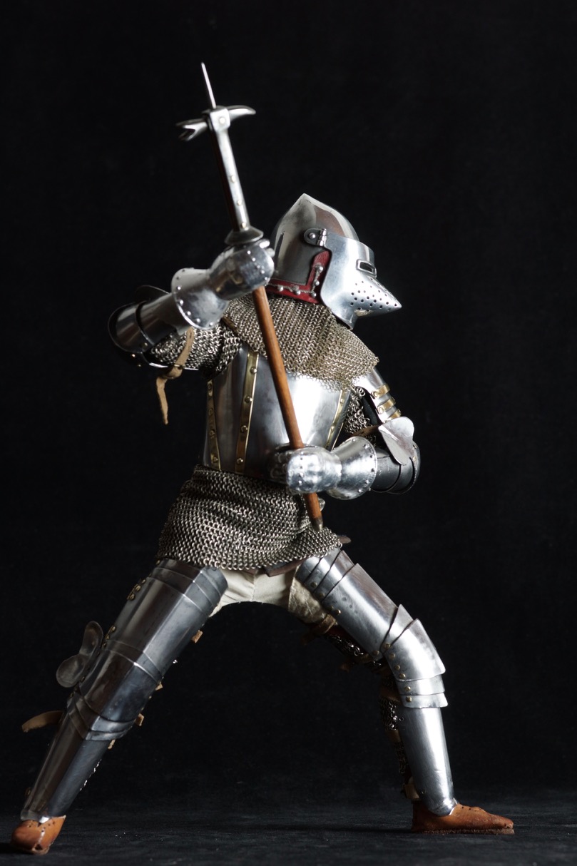 Armure chevalier du XIVème et deux casques Dsc05714