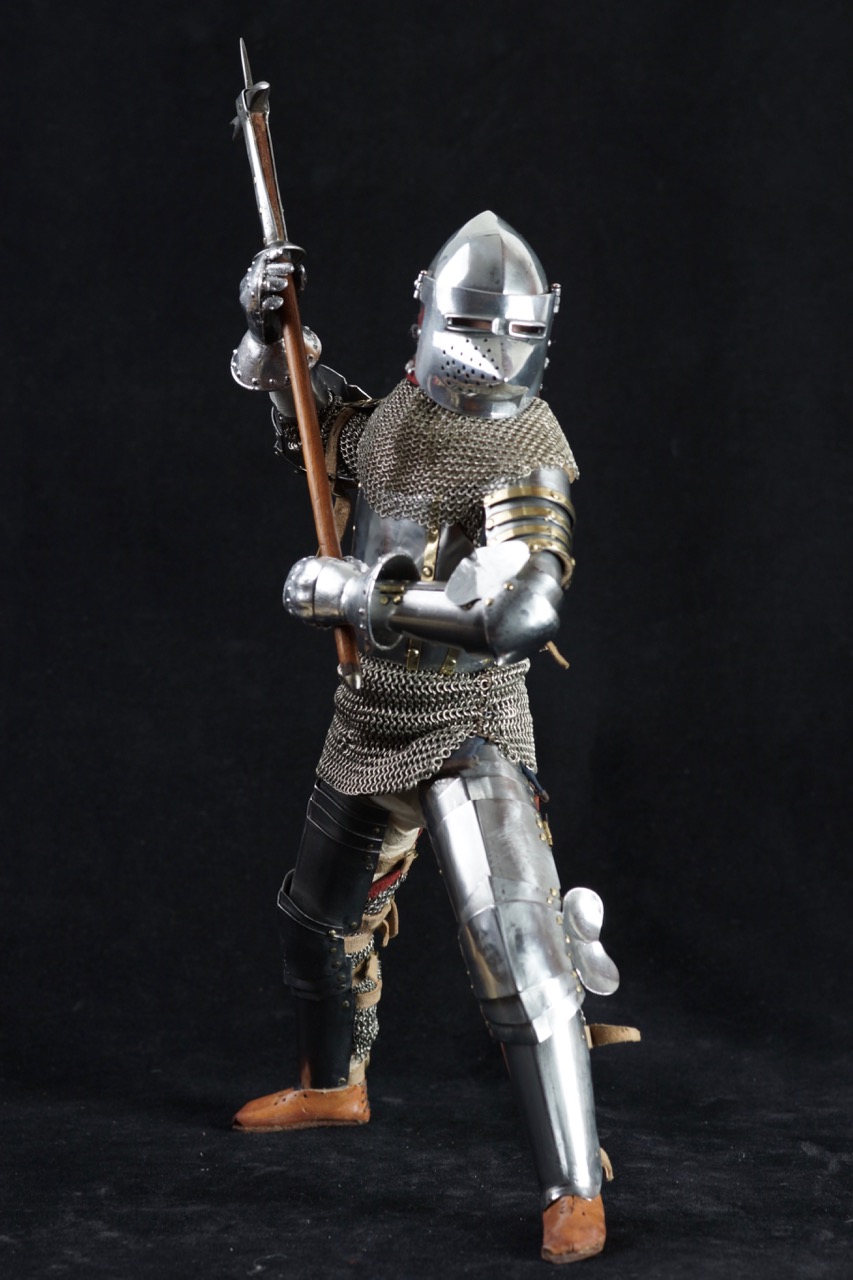 Armure chevalier du XIVème et deux casques Dsc05716
