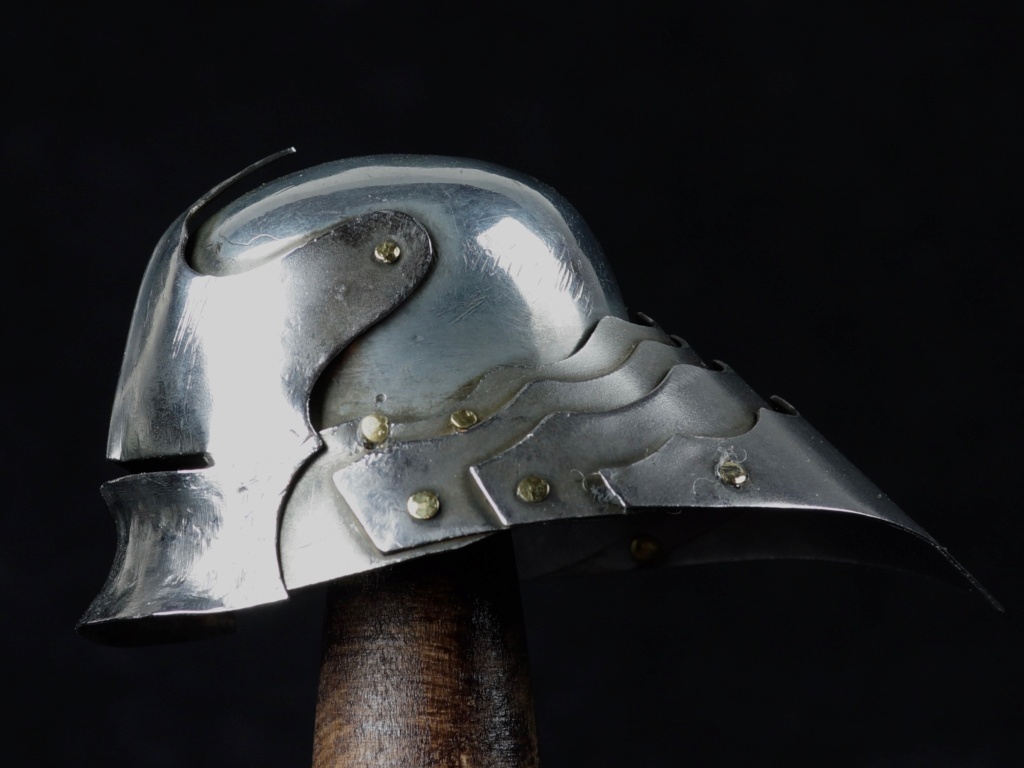 Armure chevalier du XIVème et deux casques Dsc05910