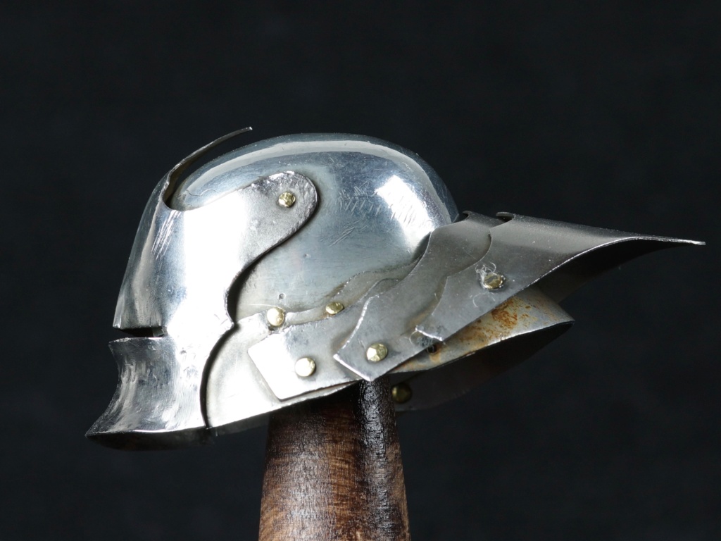 Armure chevalier du XIVème et deux casques Dsc05911
